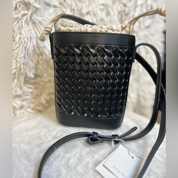 🖤🖤NWT- ADORABLE BLACK WOVEN BUCKET CROSSBODY W/ INTERIOR DRAWSTRING BAG🖤🖤 - Picture 4 of 14